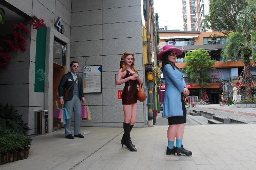 商业街彩绘人物雕塑