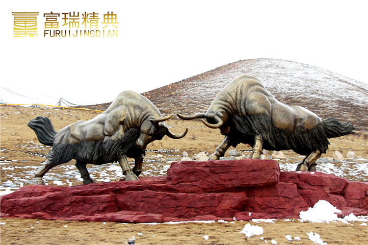 青海久治广场牦牛雕塑