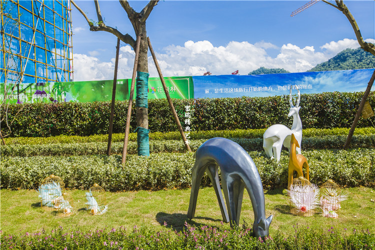 贵州兴义飞洋华府示范区雕塑