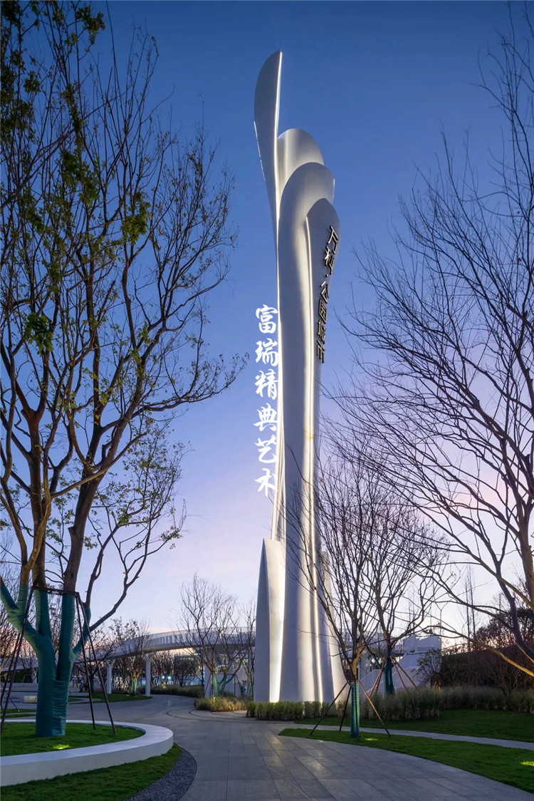 云南昆明万科公园城市大门及灯塔材质:镀锌板构筑物,不锈钢雕塑
